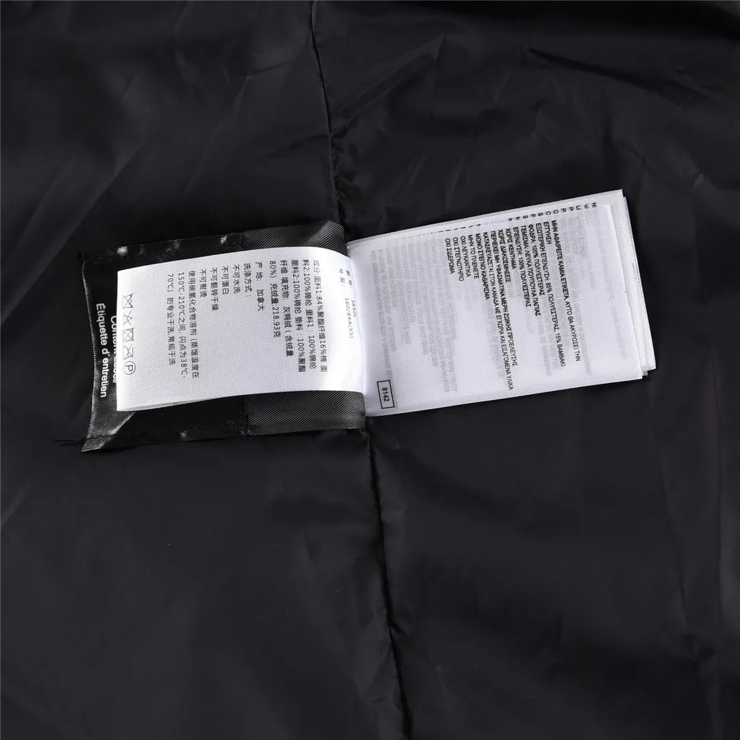P880 High-end CANADA. GOOSE/Canada Goose Merritt mid-length women's parka down jacket. The top original replica version refers to the highest version currently in China (there is no one). The products produced by S factory must be high-quality (feel free to compare, if there are better products than mine, you can buy the clothes for free) 1⃣️Top replica: Made of 18-count polyester-cotton blended fabric imported from South Korea (genuine synchronous fabric), national standard 90 white duck down, top original goose analysis We use custom-dyed embroidery thread to truly achieve a 100% reproduction of the trademark, ensuring that the embroidery thread is exactly the same as ZP, with zero color difference and full map letters, and 100% true to version reproduction! (We can guarantee that no one in our industry is more attentive and professional than us!) Analysis 3 (fabric): As we all know, the Canada Goose ZP fabric in previous years was a 21-count polyester-cotton washed, calendered and brushed fabric that was relatively hard. Last year and this year, dozens of authentic products purchased were all made of 18-count pure cotton fabrics, and we finally decided to use 18-count polyester cotton! (ZP synchronized fabric) Analysis 4 (Accessories): Domestic exclusive version of Velcro, one to one Y-shaped double hook original Velcro, YKK zipper, exclusive original workmanship of washed threaded down jacket!